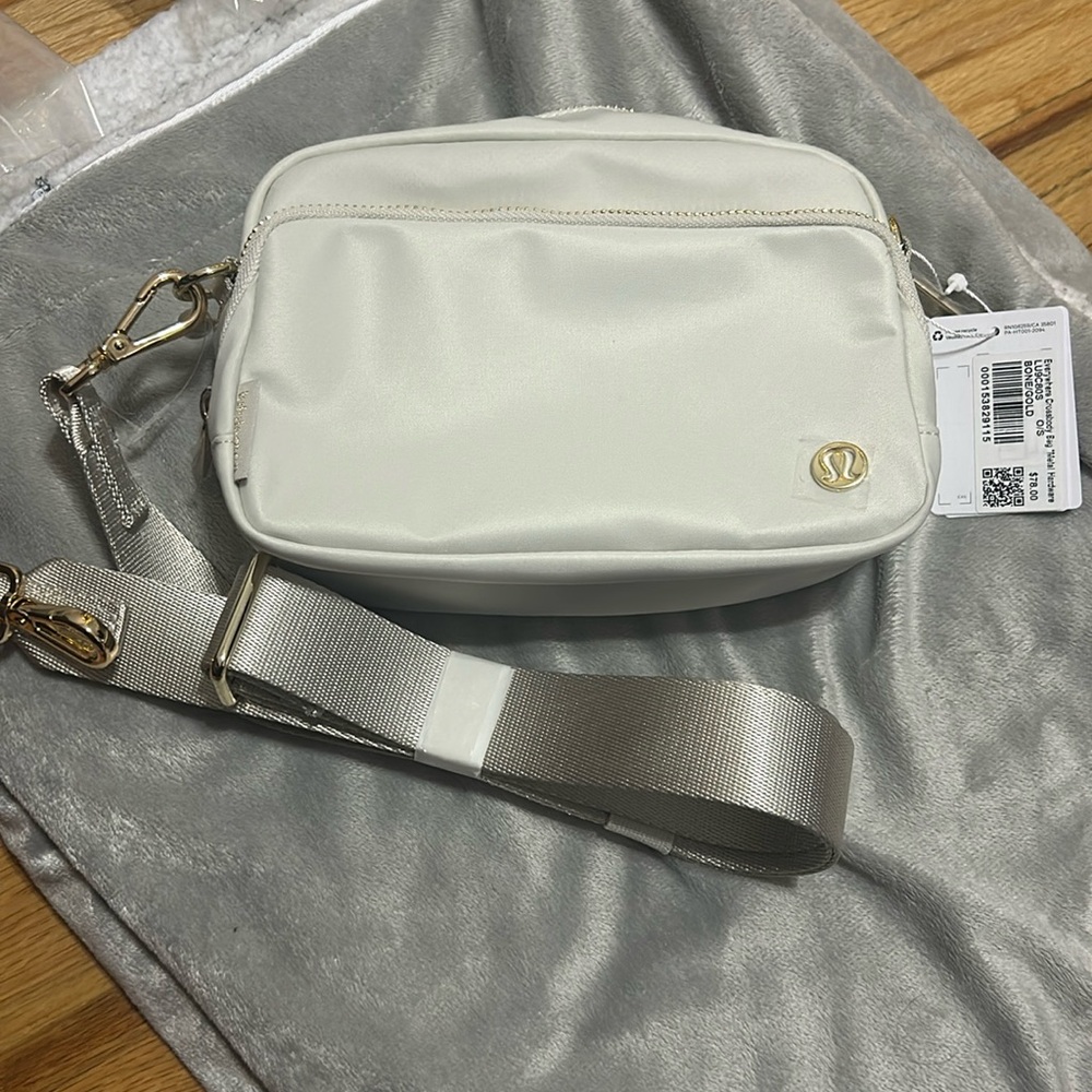 Lululemon Everywhere crossbody Bag in BONE WITH GOLD METAL HARDWARE